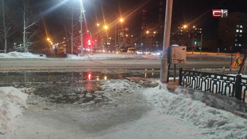 Оживленный перекресток в Сургуте залило водой