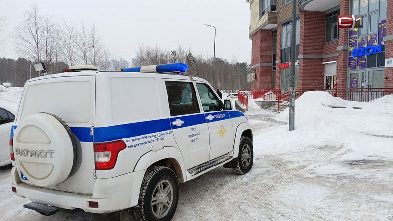 Полиция окружила пункт «ОЗОН» в Сургуте из-за сообщения о мужчине с гранатой. ФОТО
