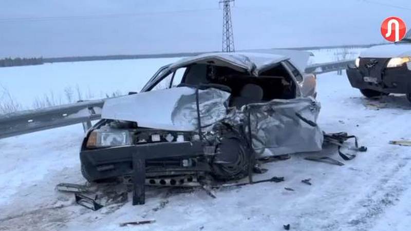 На дороге Сургут-Салехард столкнулись три авто, в том числе большегруз