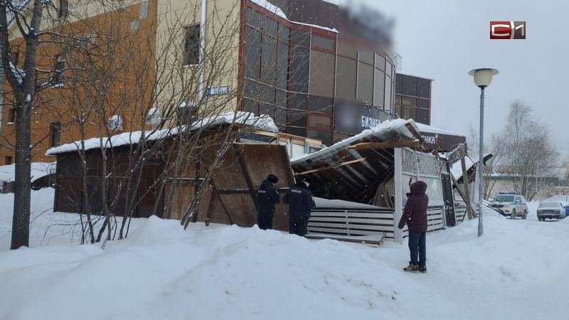 В Сургуте рухнула крыша веранды ресторана на проспекте Мира