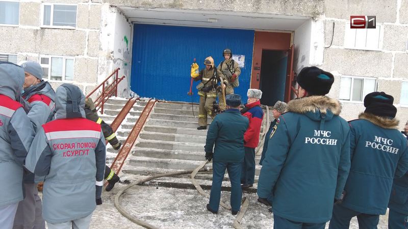 Два человека пострадали во время пожара в многоэтажке Сургута