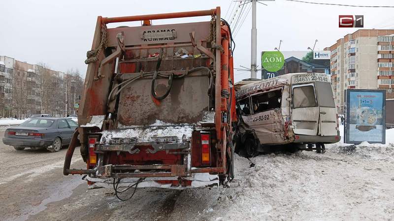 На остановке в Сургуте мусоровоз протаранил маршрутку. ФОТО, ВИДЕО