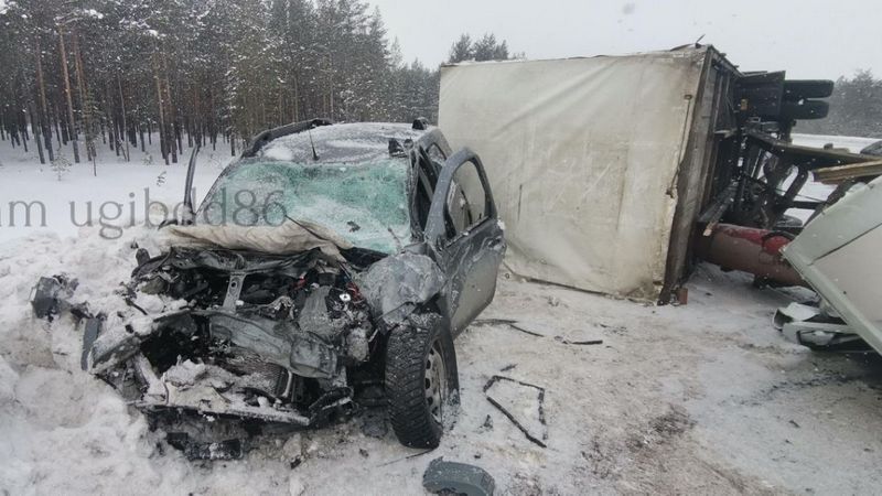 Четыре человека пострадали во время аварии в Сургутском районе