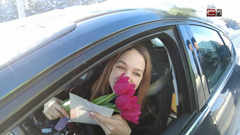 Женщин за рулем с 8 Марта поздравили сотрудники ГИБДД Сургутского района