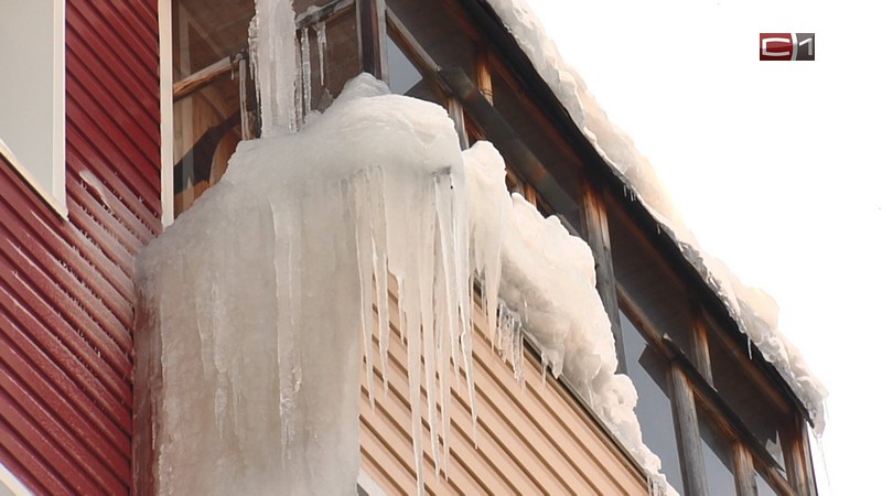 Кто должен чистить балконы от снега и сосулек, напомнили в мэрии Сургута