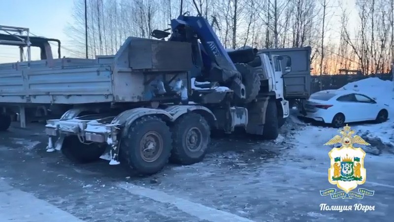 Массовая авария с участием грузовых и легковых авто произошла в Югре