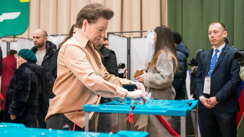 Наталья Комарова проголосовала на избирательном участке в Ханты-Мансийске