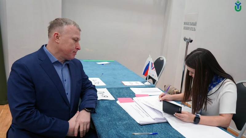 Ректор Югорского госуниверситета Роман Кучин проголосовал на выборах