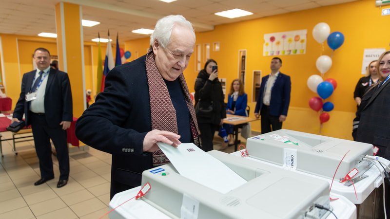 Почти 300 человек от Сургутнефтегаза работают на выборах