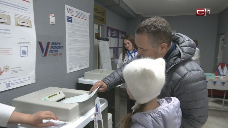 На выборы всей семьей: как в Сургуте голосуют депутаты окружной и областной дум