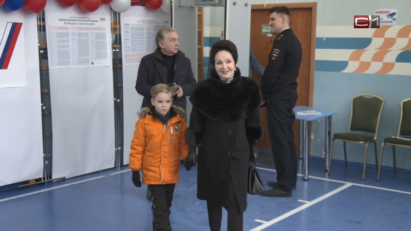 Чета Резяповых пришла на избирательный участок в Сургуте вместе с внуком