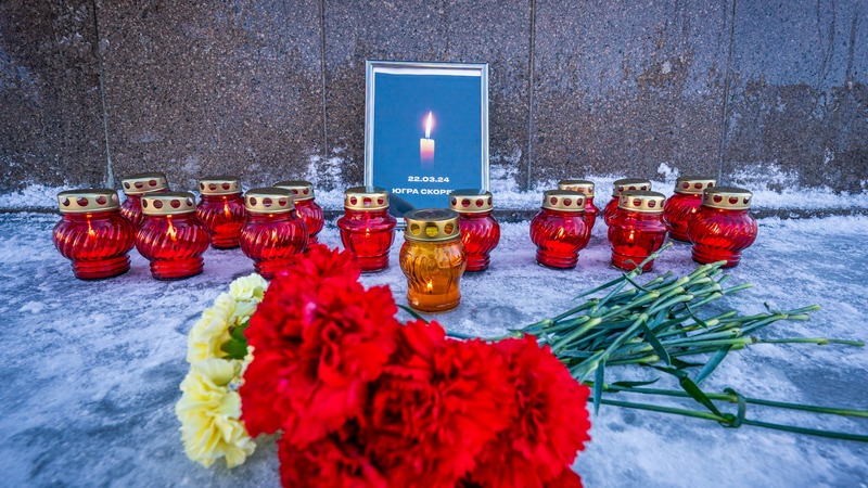 Жители Югры несут к стихийным мемориалам цветы 