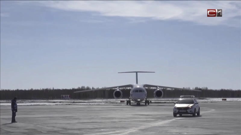 На взлетно-посадочной полосе в аэропорту Сургута поймали пассажира-бегуна