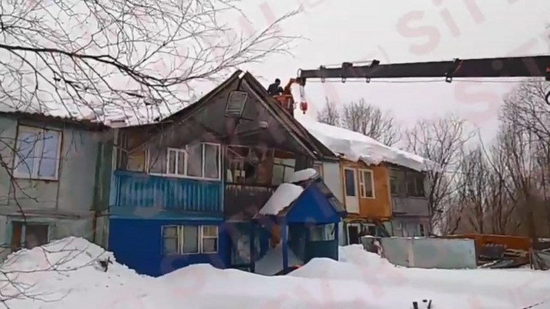У двухэтажного дома в Сургутском районе поехала крыша над балконами. ВИДЕО