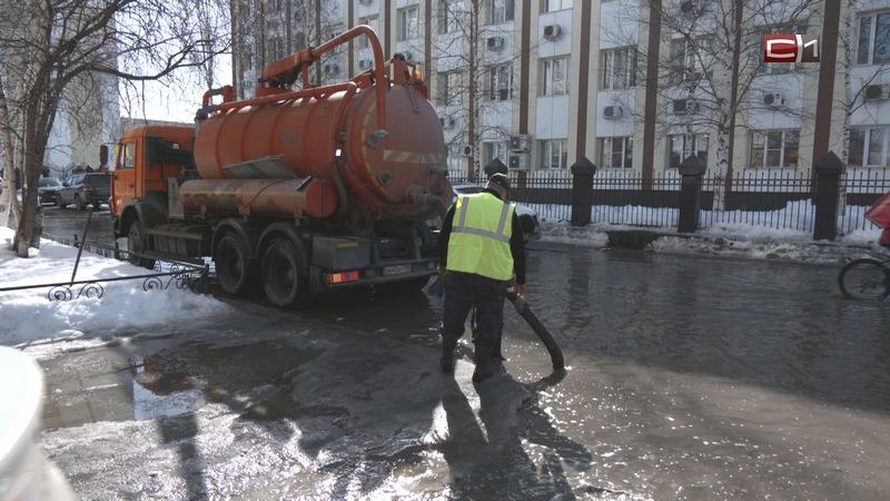 В Сургуте чистят ливневые канализации, чтобы избавиться от луж
