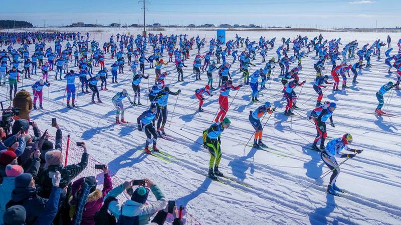 «Мы сейчас одна семья»: Югорский лыжный марафон объединил тысячи человек