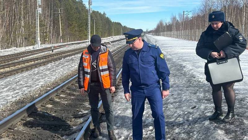 Грузовой поезд сбил подростка на переезде Сургут – Силинский