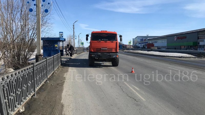КамАЗ сбил женщину на пешеходном переходе в Нефтеюганске