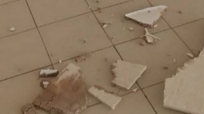 В поликлинике на Киртбая в Сургуте отваливается потолочная плитка