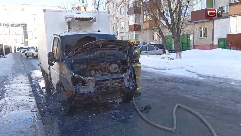 В Сургуте напротив школы во время движения загорелся автомобиль