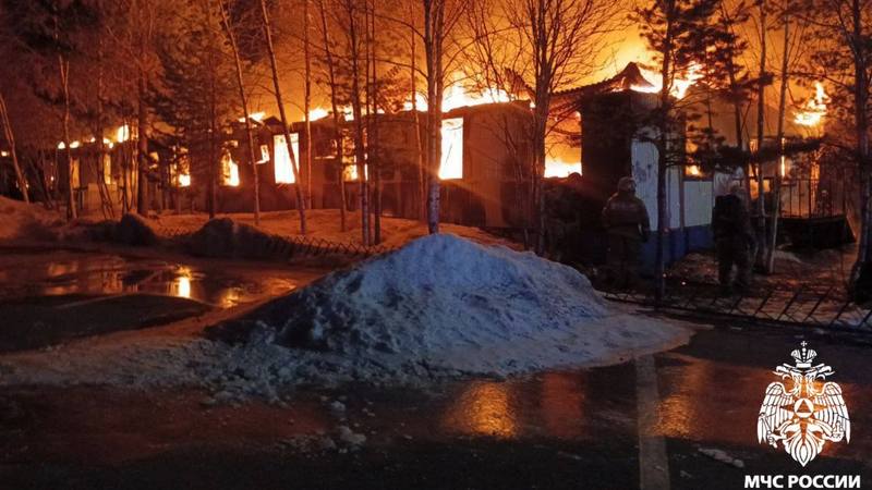 Крупный пожар на трассе в Югре — вспыхнуло административное здание