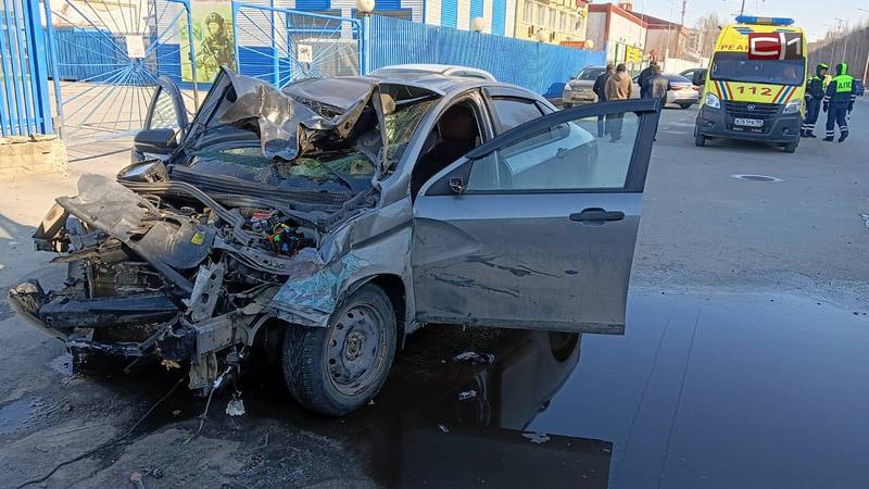 Машина врезалась в теплотрассу в Сургуте — водитель погиб. ФОТО