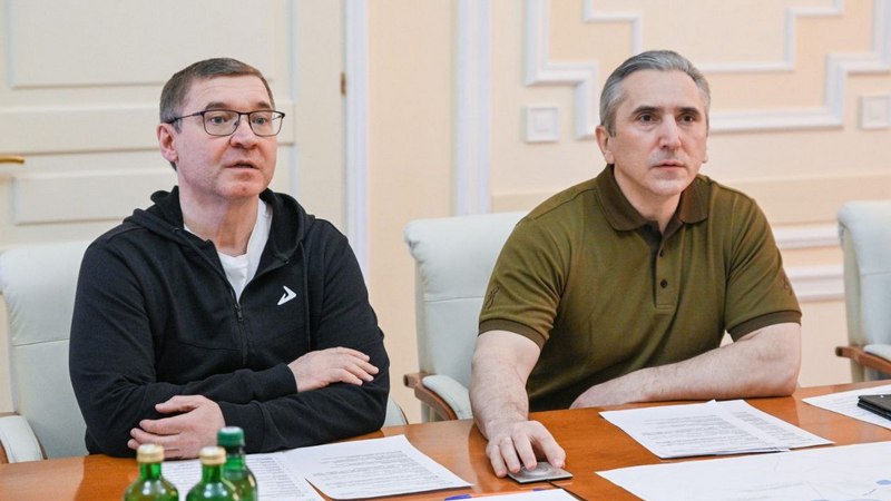 Владимир Якушев и Александр Моор осмотрели дамбу в Ишиме и провели совещание