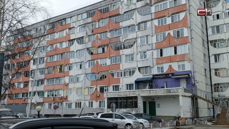 СРОЧНО! Двухлетний малыш выпал из окна пятого этажа в Сургуте