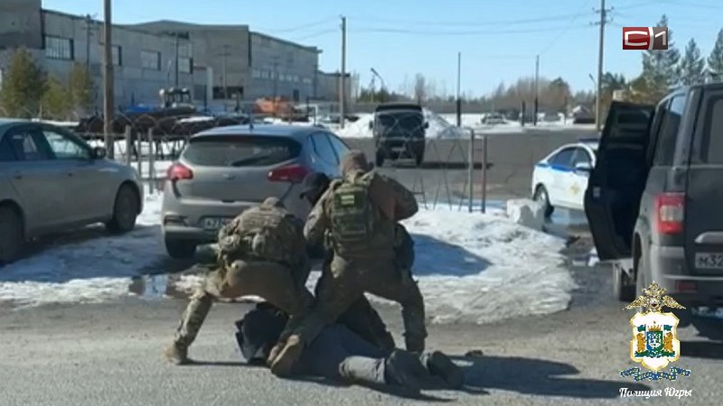 Требовали деньги, избили, забрали машину: банду вымогателей задержали в Югре