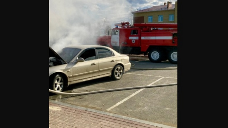 Югорские спасатели помогли водителю потушить автомобиль