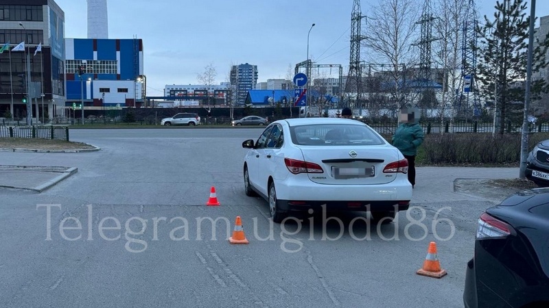 В Сургуте машина сбила в жилой зоне подростка на электросамокате
