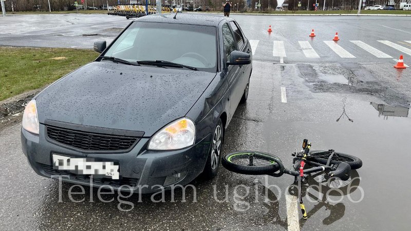 Юного велосипедиста сбил автомобиль на пешеходном переходе в Югре