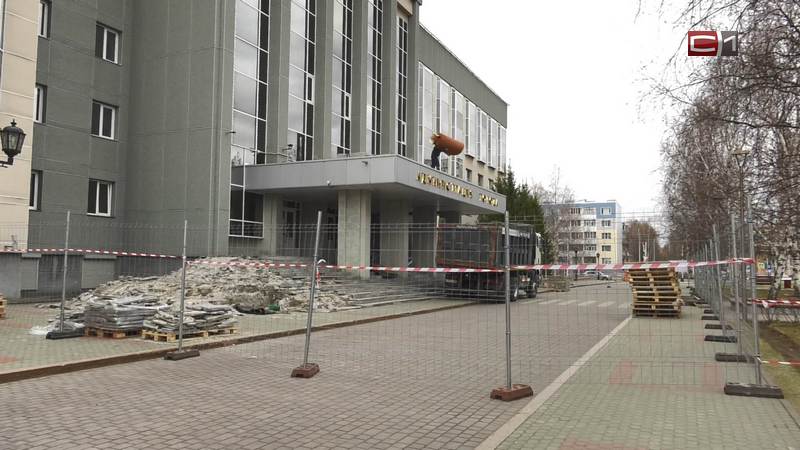 Теперь только через запасной: в мэрии Сургута начался ремонт центрального входа