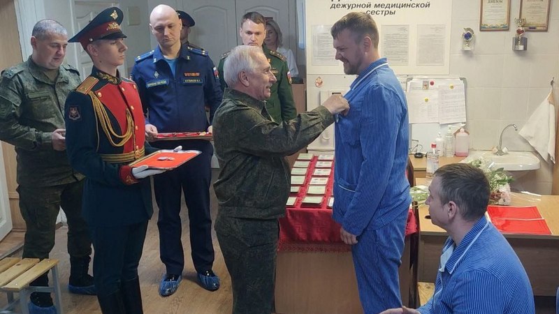 Замминистра обороны РФ вручил югорчанину медаль «За отвагу»