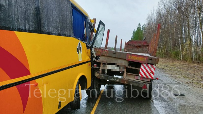Двое пострадали в аварии с вахтовым автобусом и КамАЗом в Югре