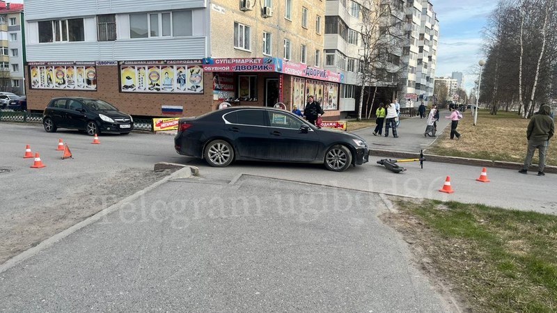 В Югре девушка на арендованном электросамокате въехала в автомобиль