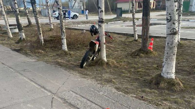 В Югре подросток на питбайке на большой скорости врезался в дерево