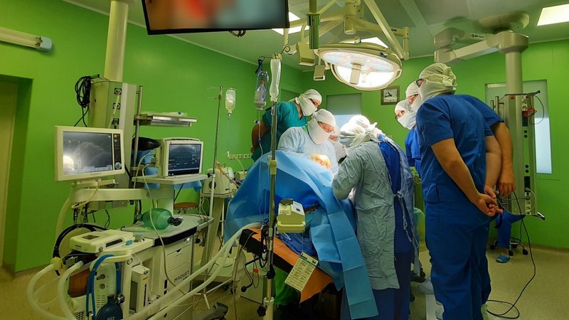 Сургутские врачи помогли мужчине избавиться от огромной опухоли в животе