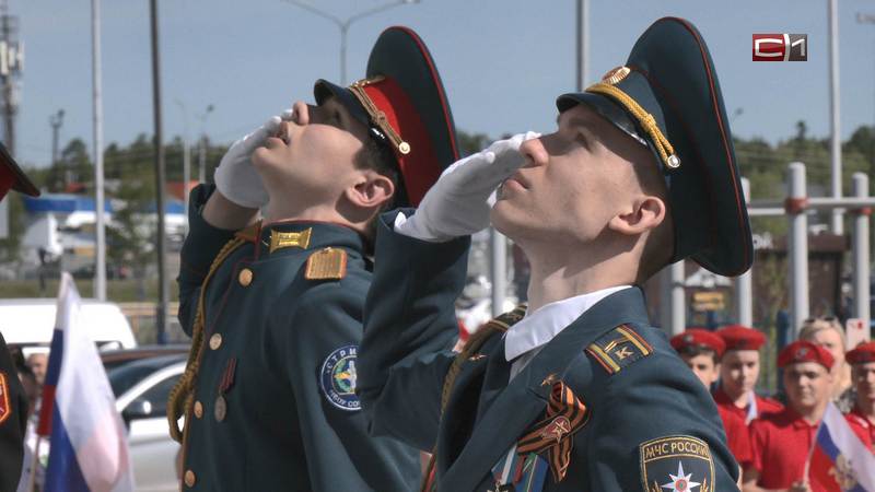 С церемонии поднятия государственного флага началось празднование юбилея Сургута