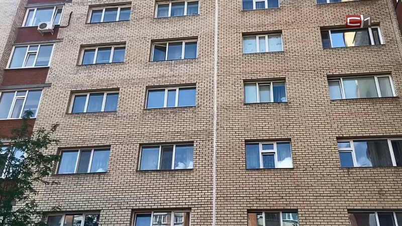 20-летняя девушка выпала из окна девятого этажа дома в Сургуте
