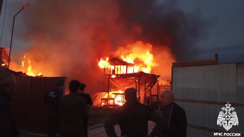 В Югре крупный пожар в дачном кооперативе унес жизнь человека
