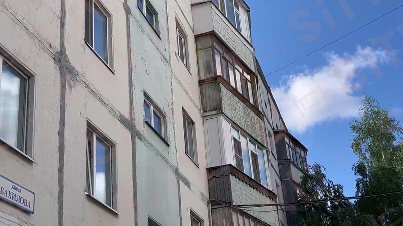 В Сургуте из окна многоэтажного дома выпала женщина