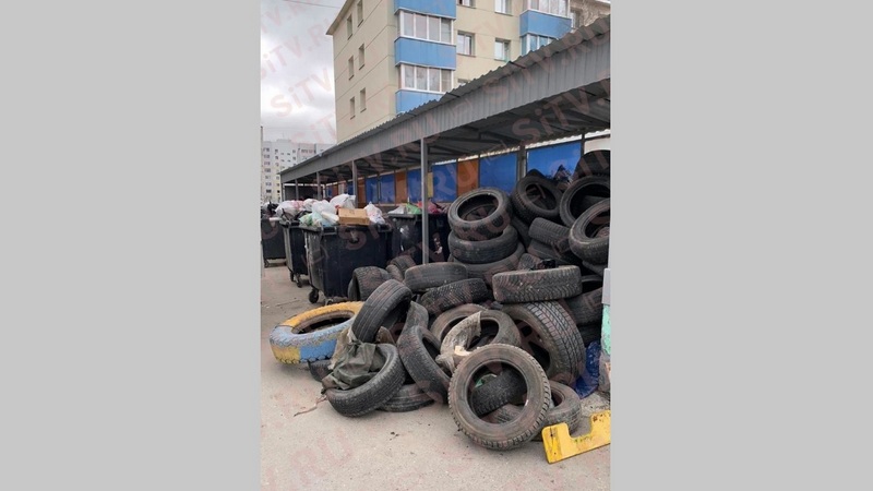 Жители домов на Энергетиков в Сургуте жалуются на кучу шин возле мусорки