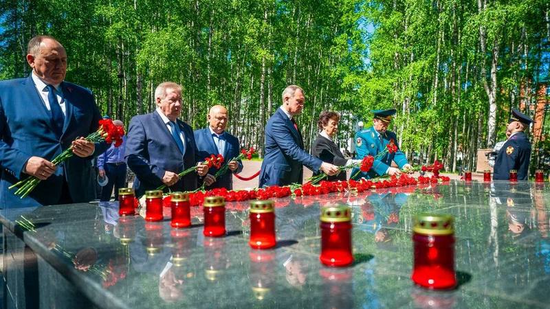 Глава Югры Руслан Кухарук возложил цветы к Вечному огню в столице округа