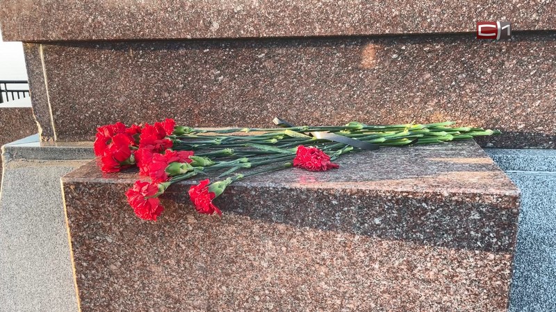 В День памяти и скорби сургутяне возложили цветы у Мемориала Славы