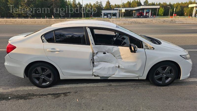 У КамАЗа взорвалось колесо и повредило «Хонду» на трассе в Сургутском районе