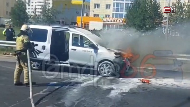 Машина вспыхнула на ходу в Сургуте — водитель успел выскочить из авто