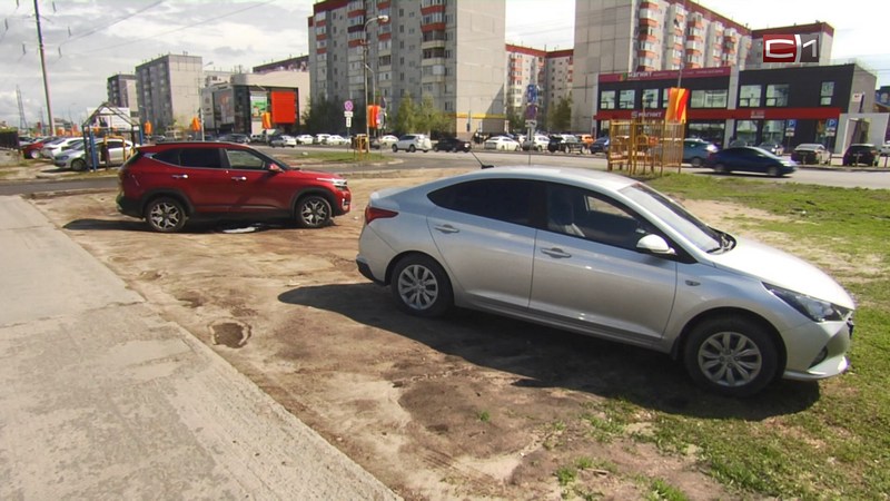 В Сургуте более 200 водителей припарковали свои автомобили на газонах