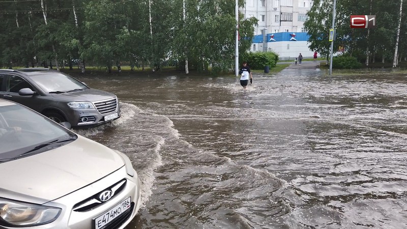 Удар стихии: в Сургуте во время дождя затопило несколько улиц