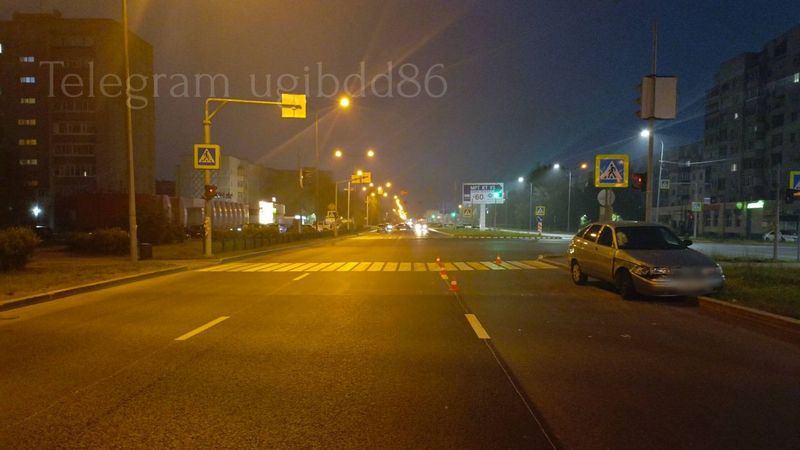 Ночью в Сургуте сбили молодого человека, переходившего дорогу на красный свет